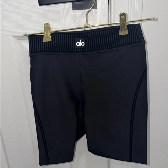 ALO Yoga Navy and Black Leggings - Picture 3 of 4